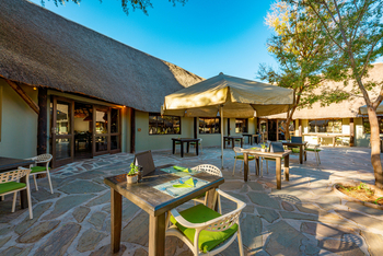 Namib Desert Lodge: Tische im Hof