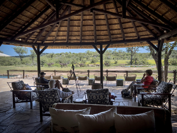 Ongava Tented Camp: Sessel mit Blick aufs Wasserloch