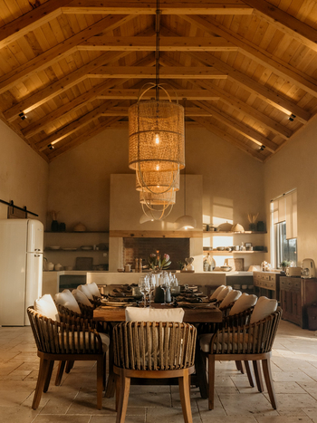 Otjiwa Savanna Luxury Villa: Esstisch in der Küche