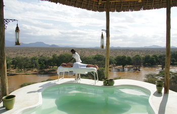 Sasaab: Massage am Pool