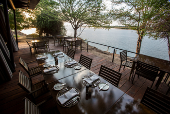Zambezi Mubala Lodge: Flussterrasse