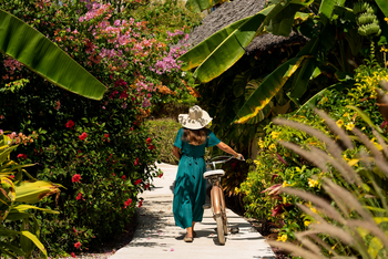 Zanzibar White Sand Luxury Villas: Tour durch den Garten