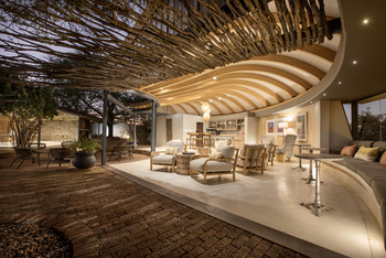 Anderssons at Ongava: Rondell der Lounge