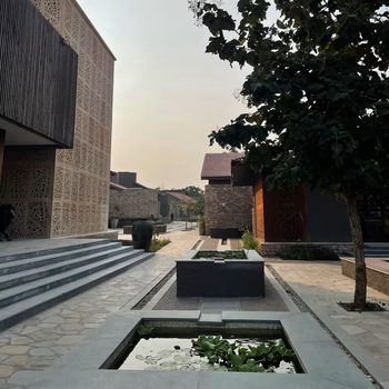 Aramness Aramness: Brunnen vor dem Haveli