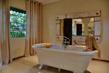 Bayete Guest Lodge Bayete Guest Lodge: Executive Honeymoon Suite