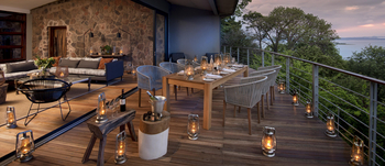 Bumi Hills Safari Lodge: Baobab Villa mit Außenbereich