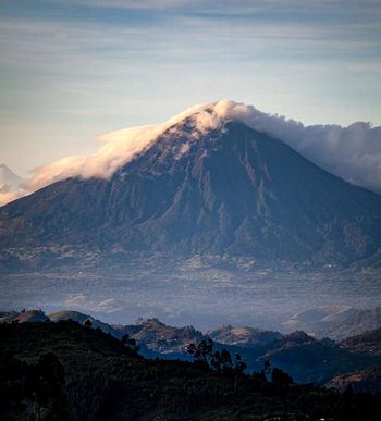 Clouds Mountain Gorilla Lodge: Wolkenam Sayinyo