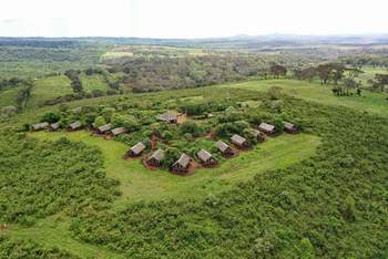 Crater Forest Tented Camp: Huts in Sonnenlicht mit grünem Buschland