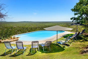 Etosha Safari Lodge: Pool mit Blick