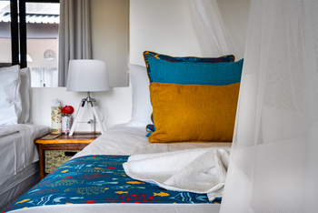 Lenyebi River Lodge: Bett und Nachttisch