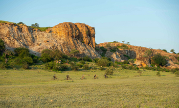 Mashatu Game Reserve: Cyclists vor Felsen