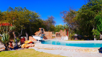 Roy's Restcamp: Pool und Garten