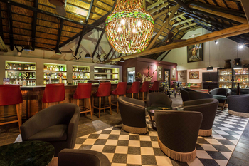 Sabi Sabi Bush Lodge: Lounge mit Holzbar und Perlenleuchter