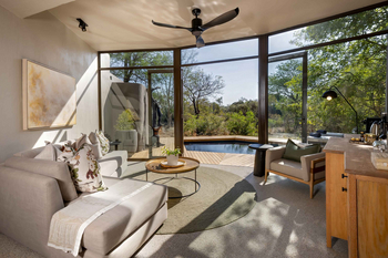 Sabi Sabi Bush Lodge: Lounge mit Holzofen und Panoramafenstern