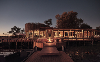 Sanctuary Baines Camp: Hauptgebäude bei Nacht