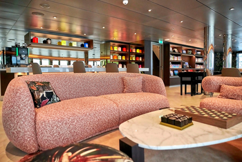 Scenic Eclipse II: Lounge mit geschwungenem Bouclé-Sofa und Marmortisch