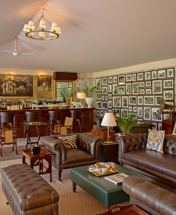 Sujan Sher Bagh: Bar mit Theke, Barhockern sowie Sitzgruppen mit Ledersesseln