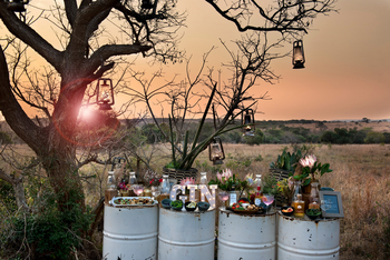 andBeyond Phinda Forest Lodge: Sundowner Gin Bar mit Leuchtbuchstaben