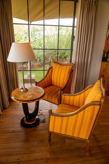 Elewana Lodo Springs: Sessel mit Beistelltisch