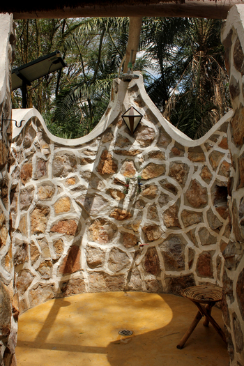 Enjojo Lodge: Außendusche