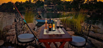 Ken River Lodge: Dinner am felsigen Flussufer