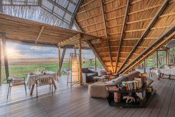 King Lewanika Lodge: Lounge und Essbereich mit Ausblick