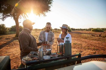 Madikwe Hills Private Game Lodge: Gäste genießen Sundowner im Safari-Setting