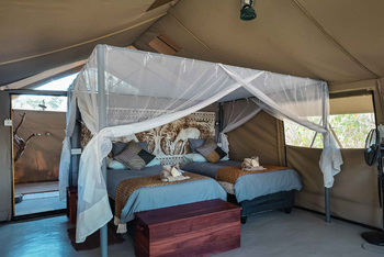 Mhara River Camp: Safari Schlafzimmer mit Elefanten-Tapisserie