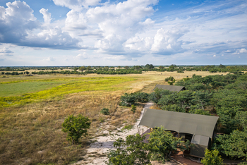 Muddy Teak Camp: Gästezelte und Landschaft