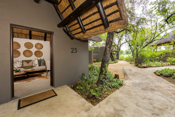 Sabi Sabi Bush Lodge: Exterior und Loungesofa mit Dekoration und grünen Kissen