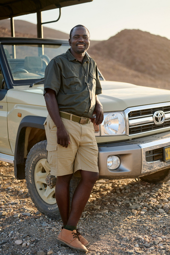 Sanctuary Okahirongo Elephant Lodge: Ranger am Auto