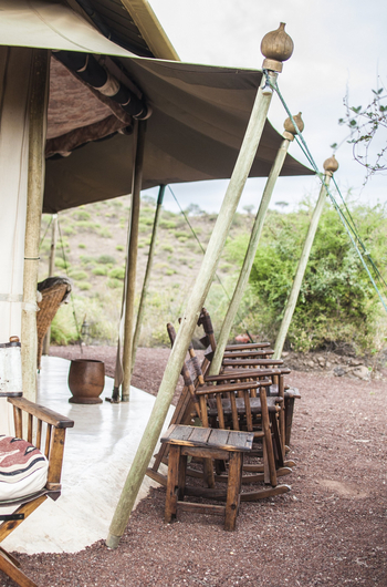 Shu'mata Camp: Stühle vor dem Hauptzelt