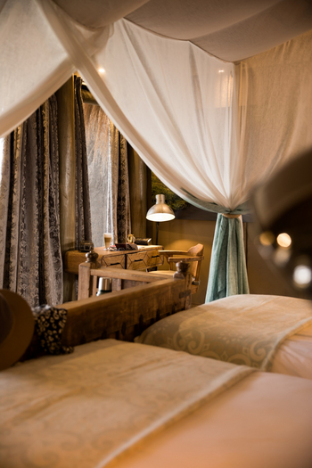 Sitatunga Private Island Camp: Arbeitstisch vor Doppelbett