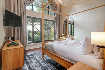 The Palm River Hotel: Honeymoon Suite - Bett mit Blick