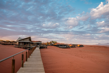 Wolwedans Desert Lodge: Steg zum Zentralbereich