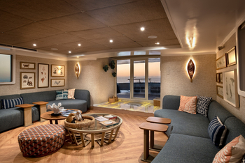 andBeyond Galapagos Explorer: Elegante Lounge mit Sonnenuntergang über dem Meer