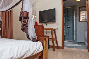 2 Friends Beach Hotel: Flatscreen TV