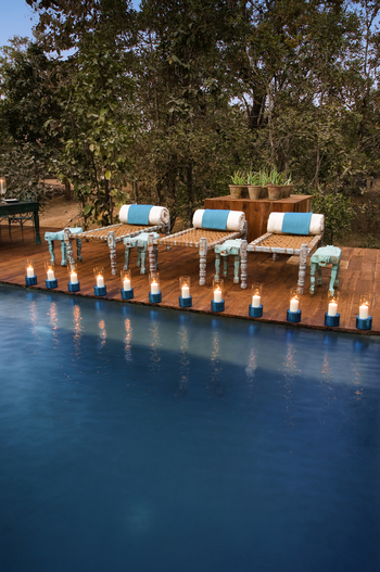 Baghvan Jungle Lodge: Liegestühle am Pool