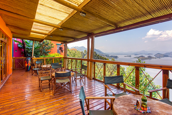 Chameleon Hill Forest Lodge: Esstische auf Terasse