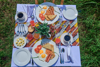 Ikoma Tented Camp: Frühstück im Freien mit farbenfroher Tischdecke