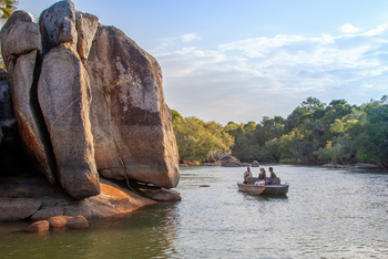 KaingU Safari Lodge: Motorboot neben Felsen