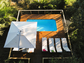 Kala Camp: Pool mit Liegestühlen