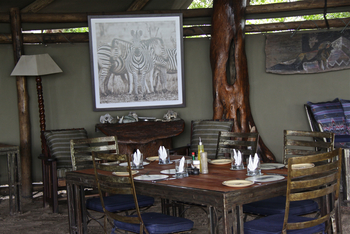 Kujwana Camp: Esstisch im Speisezelt