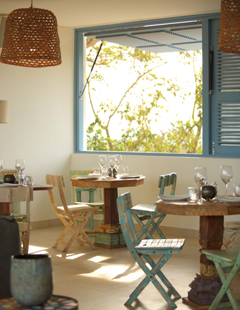 Latitude 0: Bistrotische in The Upside