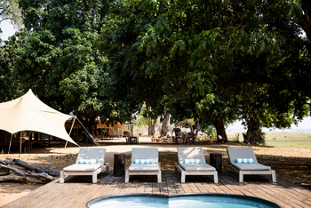 Little Ruckomechi Camp: Plunge Pool mit Liegen