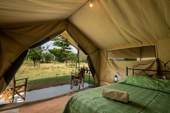 Mara Kati Kati Tented Camp: Schlafzimmer mit Laterne und Outdoor-Erlebnis