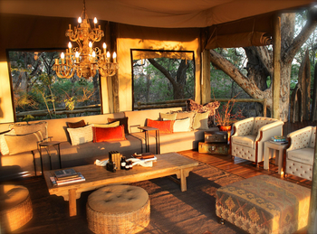 Nambwa Tented Lodge: Sonne in der Lounge