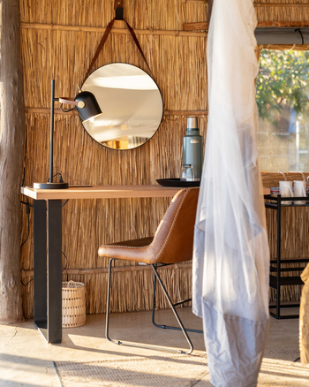 Time + Tide Kakuli Camp: Schreibtisch mit Lampe