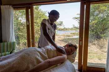 Toka Leya Camp Toka Leya Camp: Rückenmassage