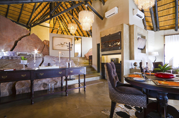 Twyfelfontein Country Lodge: Interior der Luxussuite